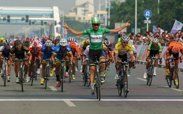 Selv om Theo Bos kun rækker to fingre i vejret, var det hollænderens fjerde sejr i træk i Tour of Hainan, og for tredje gang susede Belkin-holdkammeraten i den gule førertrøje Moreno Hofland over stregen på andenpladsen. Foto: Tour of Hainan 2013. 