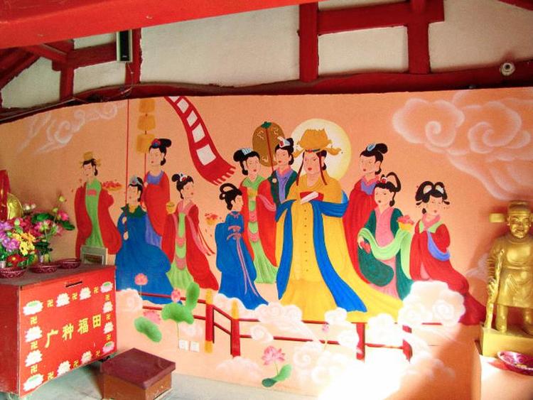 Altødelæggende. Sådan ser de sjældne freskomalerier i Yunije-templet i byen Chaoyang ud efter en fatal omgang maling. Foto: blog.sina.com.cn 