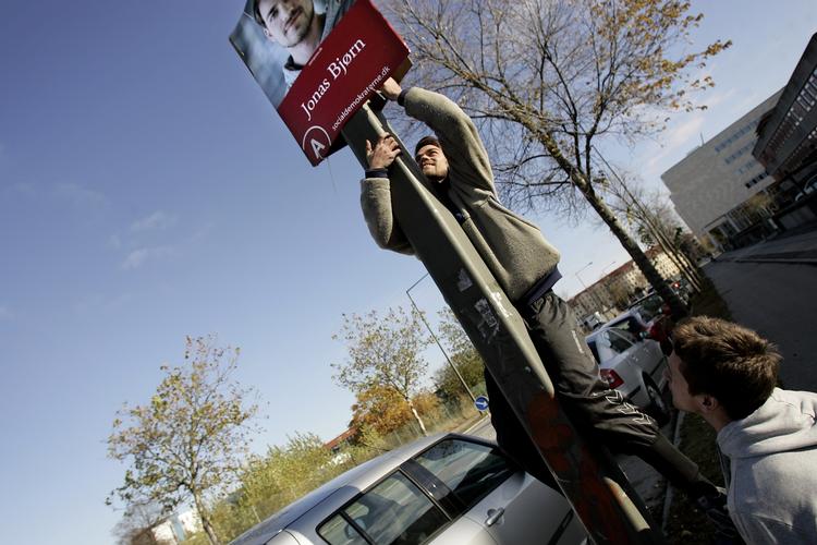 Plakater. Landets største leverandør af valgplakater har til dette valg trykt 150.000 valgplakater. I 2009 trykte de kun 69.000. 