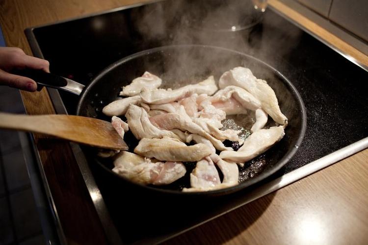 Opvask. Panden bliver sværere at gøre ordentligt ren, når den er ridset. Det kan betyde, at det bliver sværere at fjerne bakterier. 