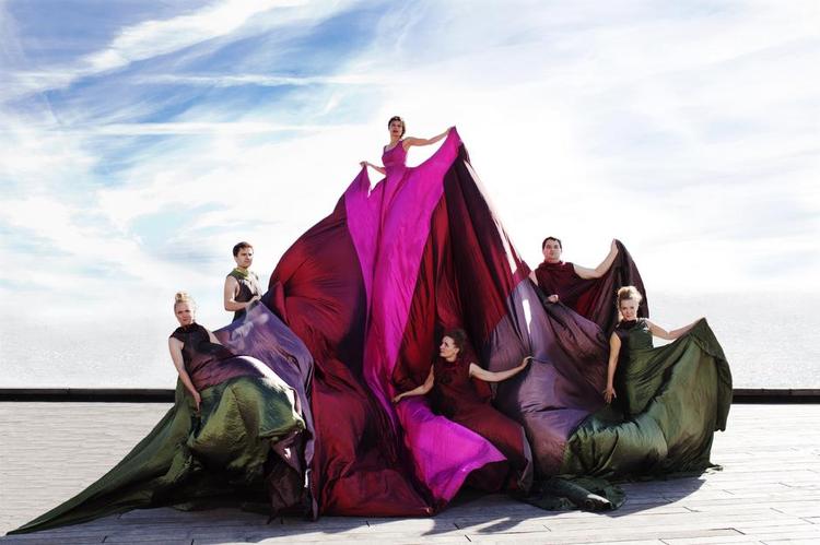 Farvestrålende. Lilibeth Cuenca Rasmussen ses her som Moder Jord i forestillingen 'Gaia'. 