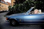 Kærlighed. »Jeg elsker den. Den er også pissedyr, men jeg bliver lykkelig af at køre i den«, fortæller Pernille Højmark om sin Mercedes 500SL med V8-motor. 