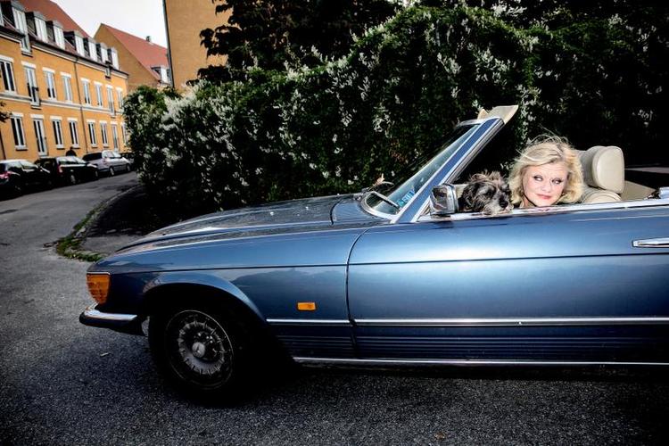 Kærlighed. »Jeg elsker den. Den er også pissedyr, men jeg bliver lykkelig af at køre i den«, fortæller Pernille Højmark om sin Mercedes 500SL med V8-motor. 