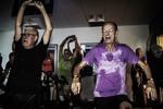 MARATONTRÆNING. Henrik Melskens (th) startede spinningtimen før sine holdkammerater, så det lykkes ham at komme helt op på 42,5 kilometer, fortæller displayet på hans spinningcykel. 