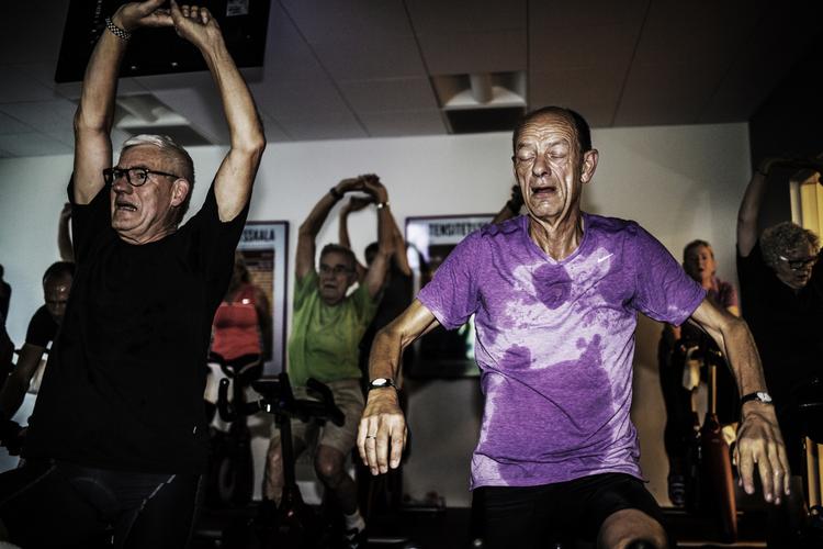 MARATONTRÆNING. Henrik Melskens (th) startede spinningtimen før sine holdkammerater, så det lykkes ham at komme helt op på 42,5 kilometer, fortæller displayet på hans spinningcykel. 