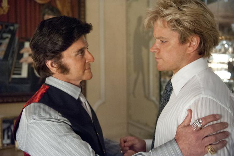 Hemmeligt. Michael Douglas giver den som Liberace - inklusive pelse og paryk - for hvem det lykkedes at holde sin seksualitet skjult for fanskaren, mens Matt Damon har rollen som den unge elsker, hvis efterfølgende bog filmen bygger på. 