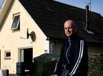 Papirløst. Jimmy Lillelund har købt et lille hus tæt på naturen og har fået styr på økonomien. Men det gør ham urolig at skulle håndtere flere og flere breve elektronisk. 