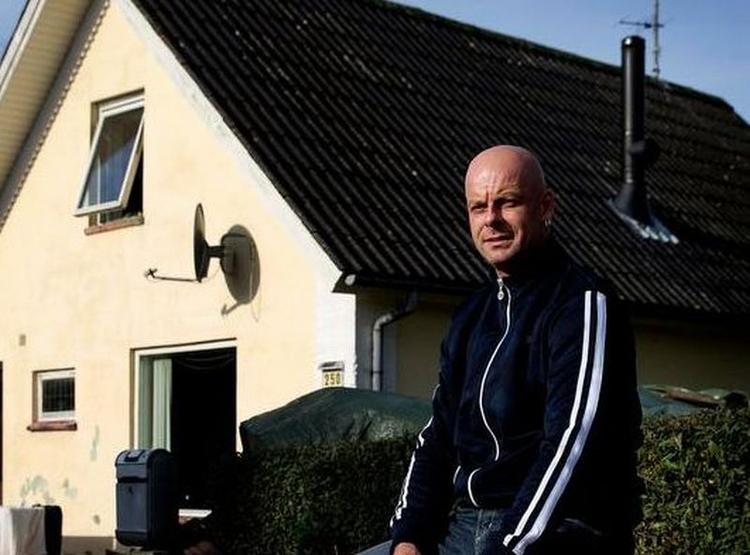 Papirløst. Jimmy Lillelund har købt et lille hus tæt på naturen og har fået styr på økonomien. Men det gør ham urolig at skulle håndtere flere og flere breve elektronisk. 