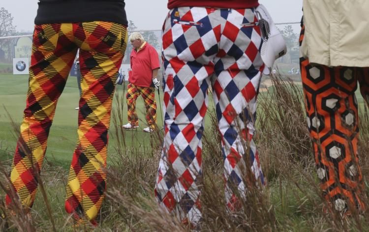 SPRAGLET. I tredje runde skal John Daly spille sammen med englænderen Ian Poulter. Et drømmepar for tilskuere med hang til kulørte bukser, kalder arrangørerne den farverige konstellation. 