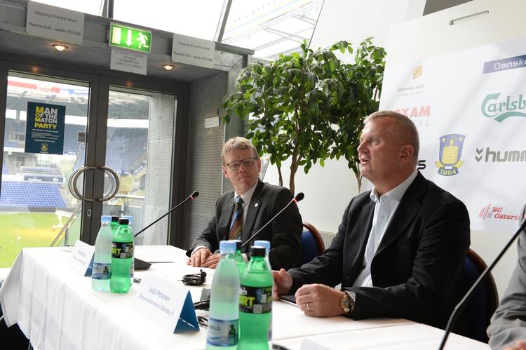 REDNING. Efter forliget mellem Brøndby og Spillerforeningen, repræsenteret ved Aldo Petersen (th.) og Mads Øland, og en forbedret økonomi er Brøndbys eksistens ikke længere truet. 