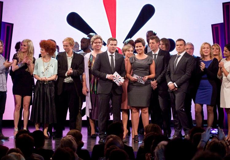 tv-show. Lørdag aften vil en række mere eller mindre kendte virksomheders navne rulle over skærmen, når TV 2 og Kræftens Bekæmpelse afvikler indsamlingsshowet Knæk Cancer. Billedet her er fra sidste år. 