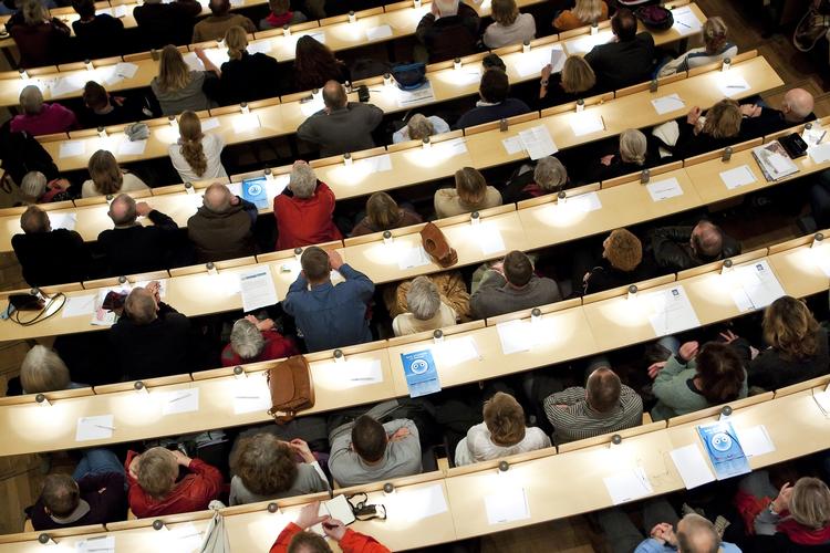 LIGESTILLING. Der skal flere kvinder i forelæsningslokalerne på økonomistudiet, før flere kvinder kommer i lederstillinger, mener professor. 