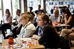 KAGEBAGNING. Det er altid kvinderne, der påtager sig det praktiske ansvar i de politiske partier, og det koster deres indflydelse, mener DSU-formand. 