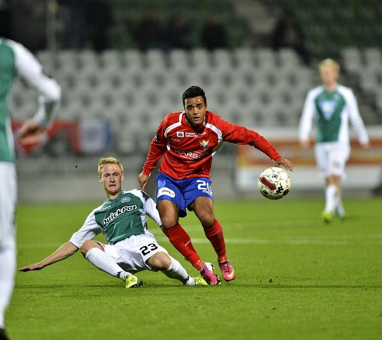 Superliga. FC Vestsjællands Marc Rochester Sørensen og Viborg FFs Marcel Rømer, til aften på Viborg Stadion. 