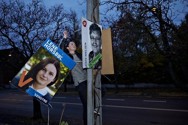 Plakat. De politiske partier tyvstarter ved at sætte valgplakater op før midnat. Her på Viborgvej i Aarhus. 