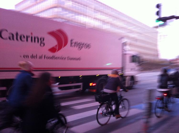 SIKKERHEDSKRAV. Københavns borgmester vil øge sikkerhedskravene til lastbiler, der kører med varer i byen for at hindre højresvingsulykker. Chaufførerne er delte i spørgsmålet om det er en god ide. 