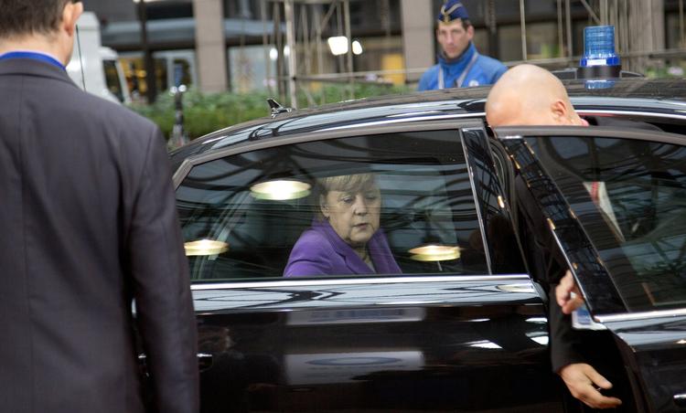 LEDER. Den tyske kansler Angela Merkel ringede angiveligt omgående til præsident Barack Obama, da det i onsdags kom frem, at hendes telefon kan være blevet aflyttet. 