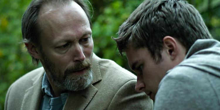 Sandheder. I 'What Richard Did' spiller Lars Mikkelsen far til den 18-årige Richard, der har gjort noget frygteligt og går længe med det, før han fortæller noget. 