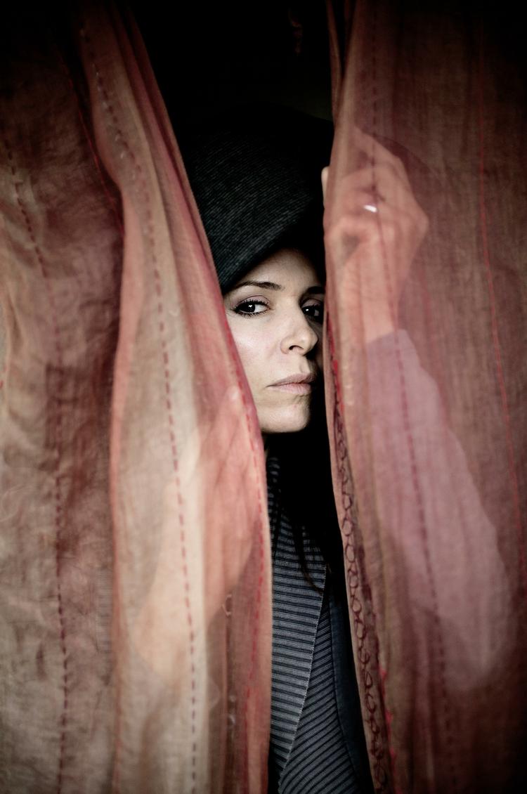 Pletskud. Den Kira, man kan høre folde sig ud på 'When We Were Gentle', er der kun én af. 