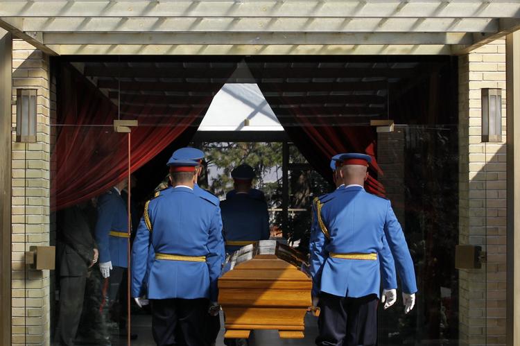 Afsked. Jovanka Broz, der var gift med Jugoslaviens præsident Tito og engang blev betegnet som den mest elegante førstedame i den gamle østblok, blev begravet i et mausoleum i Beograd i dag.. 