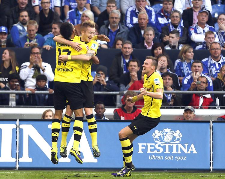 Jubel. Pierre-Emerick Aubameyang får en krammer af Marco Reus, der leverede assist ved 1-0-målet. 