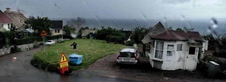 Stormvarsel. De svenske huse ser så idylliske ud, men spørgsmålet er ifølge AE's chefanalytiker, Martin Madsen, om de idylliske huse hviler på en prisboble. 