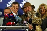 DEn tjekkiske milliardær og leder af protestpartiet ANO Andrej Babis lykønskes på valgnatten af cirkusejer Jaromir Joo og dennes tigerunge Fred. Yderst er det partilederens kone Monika. 