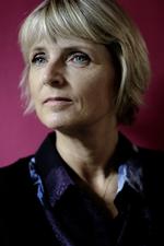 Fader. I romanen 'Knud, den store' skriver Hanne-Vibeke Holst om hele Knud Holsts liv. Fra fødsel til død. 