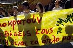 Modstandere af det indvandrerkritiske parti Gyldent Daggry demonstrerer i Athen i dag. 