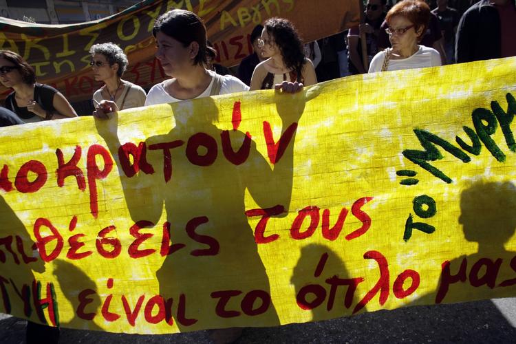 Modstandere af det indvandrerkritiske parti Gyldent Daggry demonstrerer i Athen i dag. 