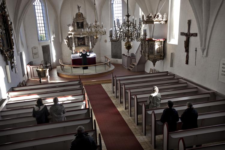 Flyttedag. En række biskopper er begyndt at give menigheder lov til at flytte den centrale ugentlige gudstjeneste - højmessen - fra søndag formiddag til en hverdag. - Foto: 