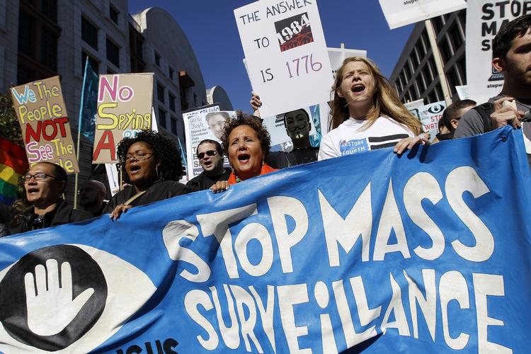 VREDe. Hundredvis af demonstranter gik i går på gaden foran den amerikanske kongres i Washington for at vise deres modstand mod USA's overvågningsprogrammer. 
