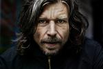 Alt. Karl Ove Knausgård kredser om litteraturens mulighed for at beskæftige sig med alt. 