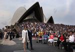 FESTLIGHED. Kronprins Frederik og kronprinsesse Mary ankommer her til gallakoncert i Sydney. 
