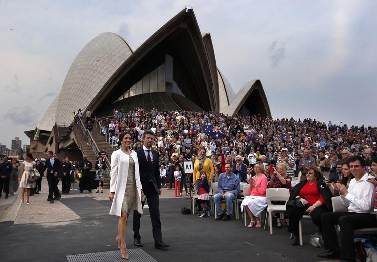 FESTLIGHED. Kronprins Frederik og kronprinsesse Mary ankommer her til gallakoncert i Sydney. 