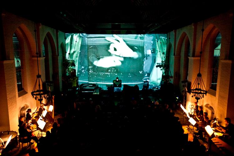 Hænder. Kirkebænkene var proppet til sidste plads, men i det mørklagte kirkerum i Koncertkirken så man kun den norske slagtøjsspiller Håkon Stenes hænder i kassen. 