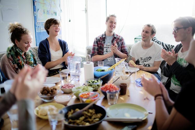 PARALYSERET. Ændrede regler for optagelsen af nye lejere på kollegier betyder, at beboerne ikke selv kan vælge, hvem de skal sidde til bords med ved middagstid. 