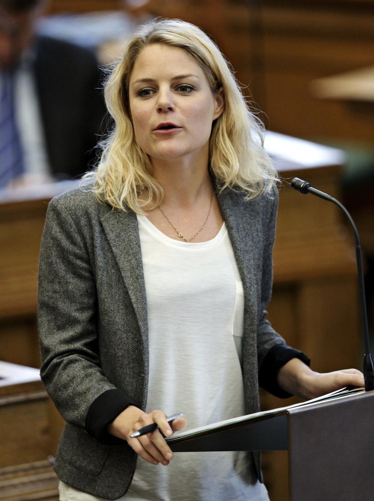 Forsørgertillæg. »Det er jo ikke sådan, at fordi man er under 30 og har børn, så får man rabat på flyverdragten, mælken eller havregrynene«, siger ordfører  Johanne Schmidt-Nielsen (EL), der vil have et forsøgertillæg på finansloven. - Foto: 