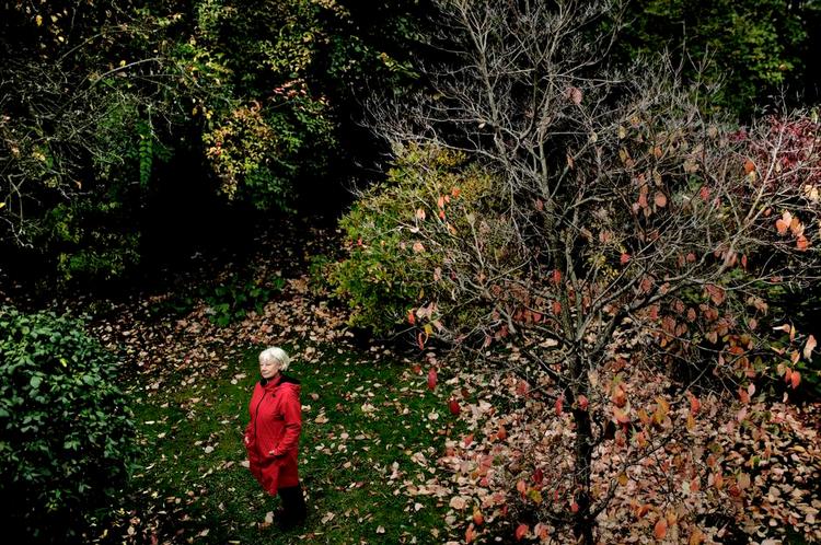 Fejl. Den pensionerede bademester Irma Petersen ringede til kommunen og skrev til Skat, da hendes ejendomsskat steg over 20.000 kroner. Men svaret var, at »nej, nej, der var ikke noget galt«, fortæller Irma Petersen. - Foto: 