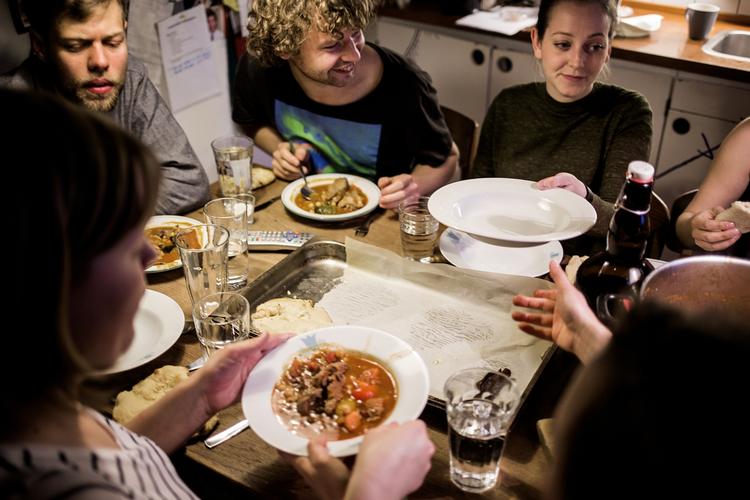 Spisetid. Flere beboere frygter, at sammenholdet på kollegiet vil falde fra hinanden, hvis de skal dele opvaskebørste med beboere, der ikke nødvendigvis gider engagere sig i kollegiefælleskabet. 