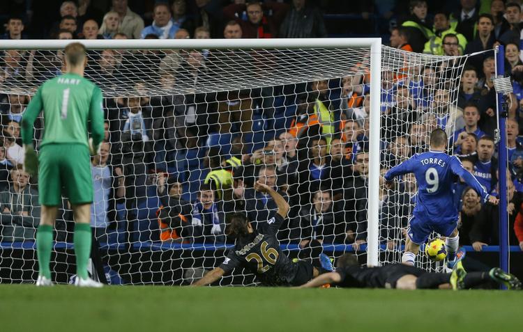 UPS. Manchester City stod selv for oplægget til Fernando Torres' sejrsmål. 