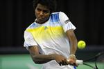 MATCHVINDER. 17-årige Elias Ymer overlevede sætbolde i både andet og fjerde sæt, da han forhindrede at Sverige for første gang nogen sinde rykkede ned i den tredjebedste kategori i Davis Cup. 