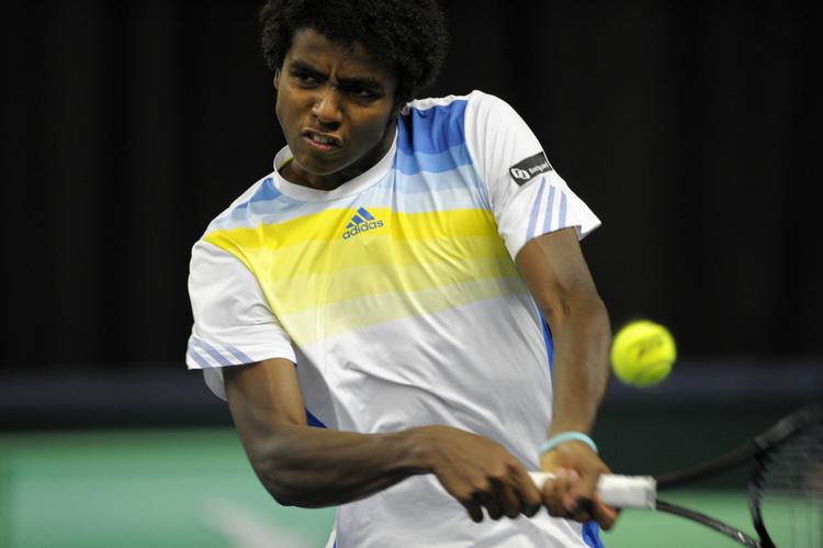 MATCHVINDER. 17-årige Elias Ymer overlevede sætbolde i både andet og fjerde sæt, da han forhindrede at Sverige for første gang nogen sinde rykkede ned i den tredjebedste kategori i Davis Cup. 