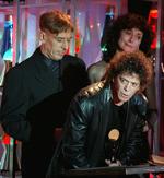 HITS. Lou Reeds sidste album udsendt i live var 'Lulu' fra 2011 - indspillet med Metallica. Billedet er fra 1996, hvor han bliver hyldet i New York. Til venstre ses John Cale, der ligeledes var en del af The Velvet Underground. 