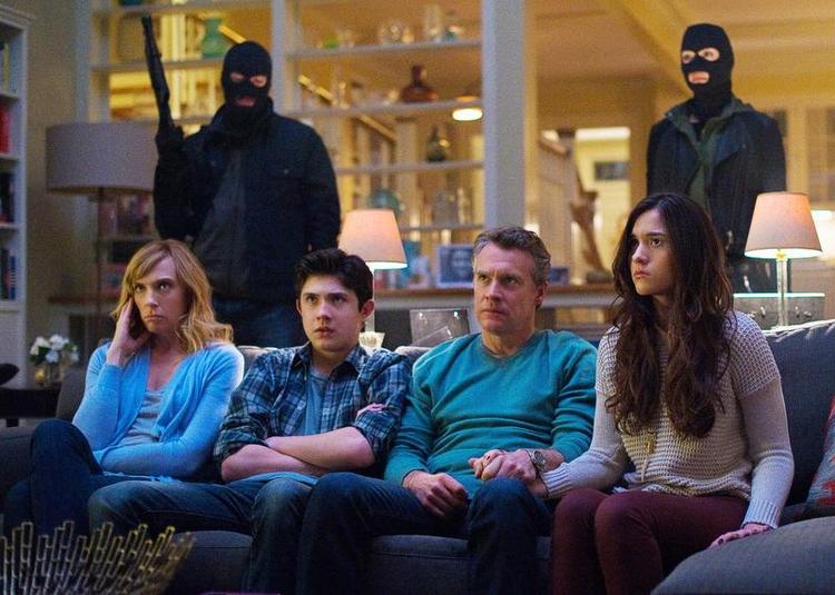 'Hostages'. Dr. Ellen Sanders får besked på at lade præsidenten dø under operationen. Gør hun ikke det, vil hendes familie blive dræbt. PR-foto 