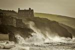 Storm. Voldsomt vejr ramte i går det sydvestlige England. En 14-årig dreng menes at være blevet fejet ud i havet og  er forsvundet i bølgerne. 