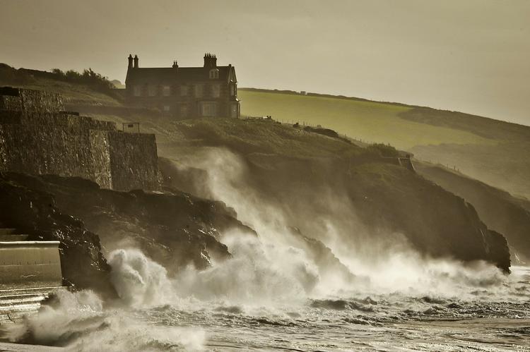 Storm. Voldsomt vejr ramte i går det sydvestlige England. En 14-årig dreng menes at være blevet fejet ud i havet og  er forsvundet i bølgerne. 