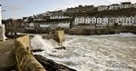 Vindstød. Stormen, som rammer Danmark senere i dag, kan nå vindstød på op til orkanstyrke. I går ramte den Porthleven, Cornwall i England, som ses på billedet. 