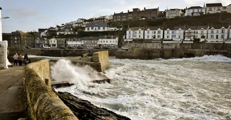 Vindstød. Stormen, som rammer Danmark senere i dag, kan nå vindstød på op til orkanstyrke. I går ramte den Porthleven, Cornwall i England, som ses på billedet. 