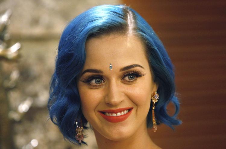 Kamæleon. Poptøsen Katy Perry er kendt for at lege med sjove kostumer og frisurer. Der er dog ikke meget underholdning på hendes nyeste udgivelse. 